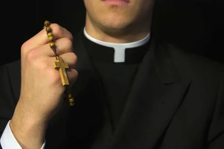 Niecodzienna sytuacja w Grecji. Ksiądz oblał biskupów kwasem, trzech hierarchów walczy o życie