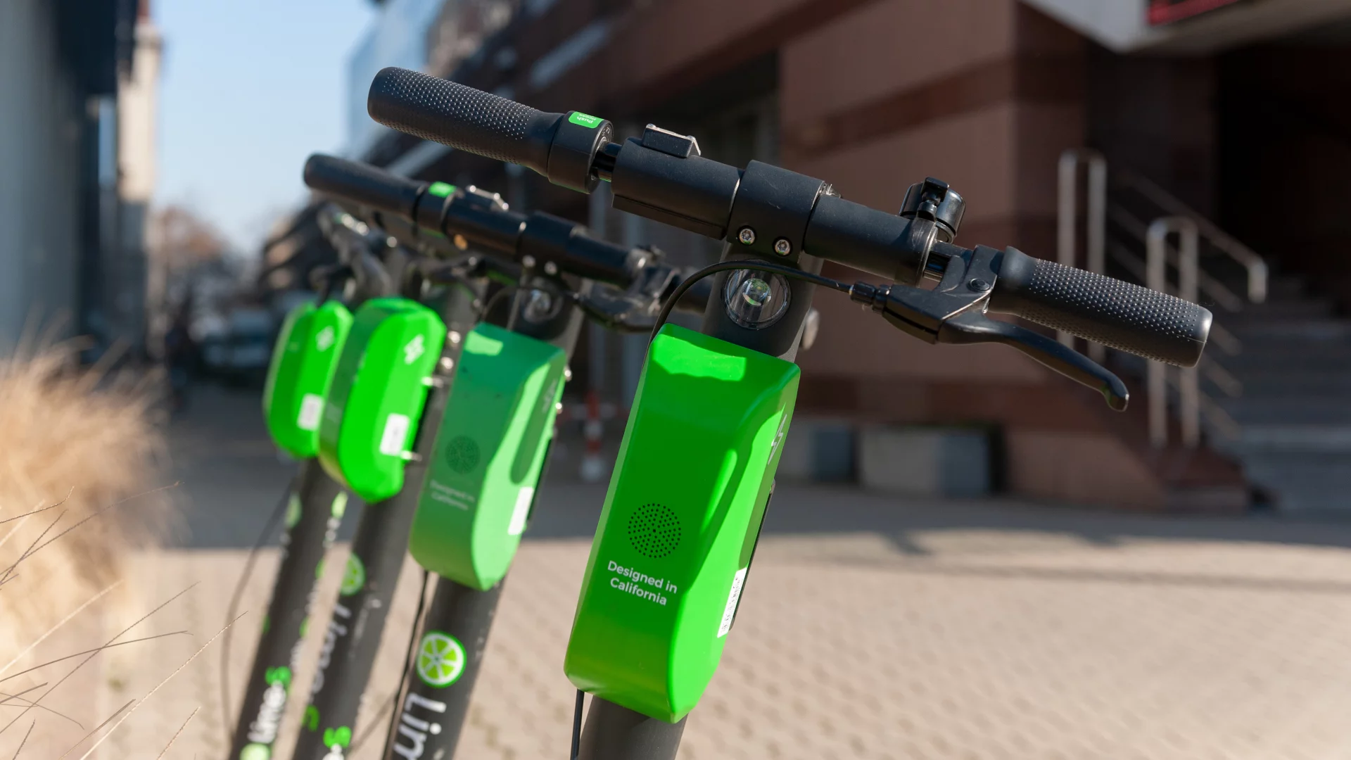 Koniec wolnej amerykanki na e-hulajnogach. Warszawa mówi "dość", od 3 czerwca posypią się mandaty