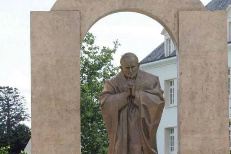 Pomnik Jana Pawła II we francuskim mieście Ploërmel został przeniesiony – to kończy spór o krzyż na monumencie.