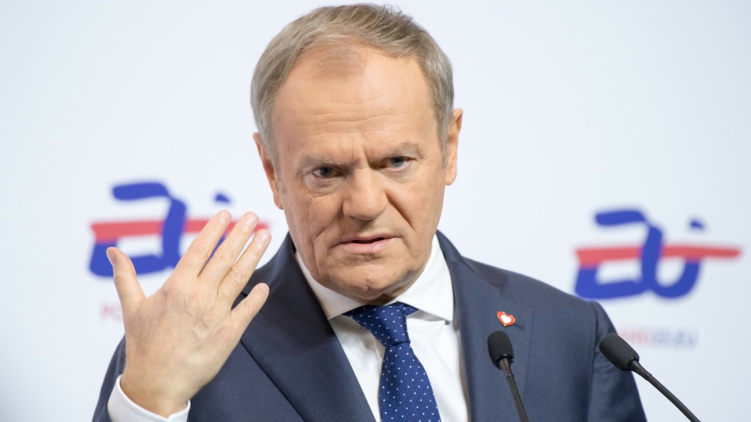 Tusk wskazał ważny wątek w sondażu. Bezlitośnie porównał wynik Nawrockiego Tusk pokazał nowy sondaż. Wskazał ważny wątek i zażartował z Nawrockiego