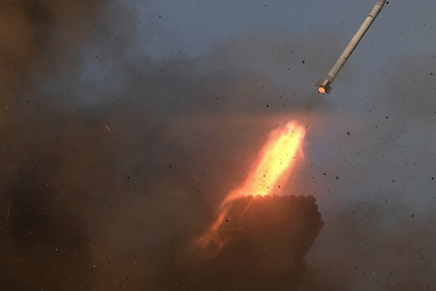 Wojna w Ukrainie, wystrzał rakiety - zdjęcie ilustracyjne