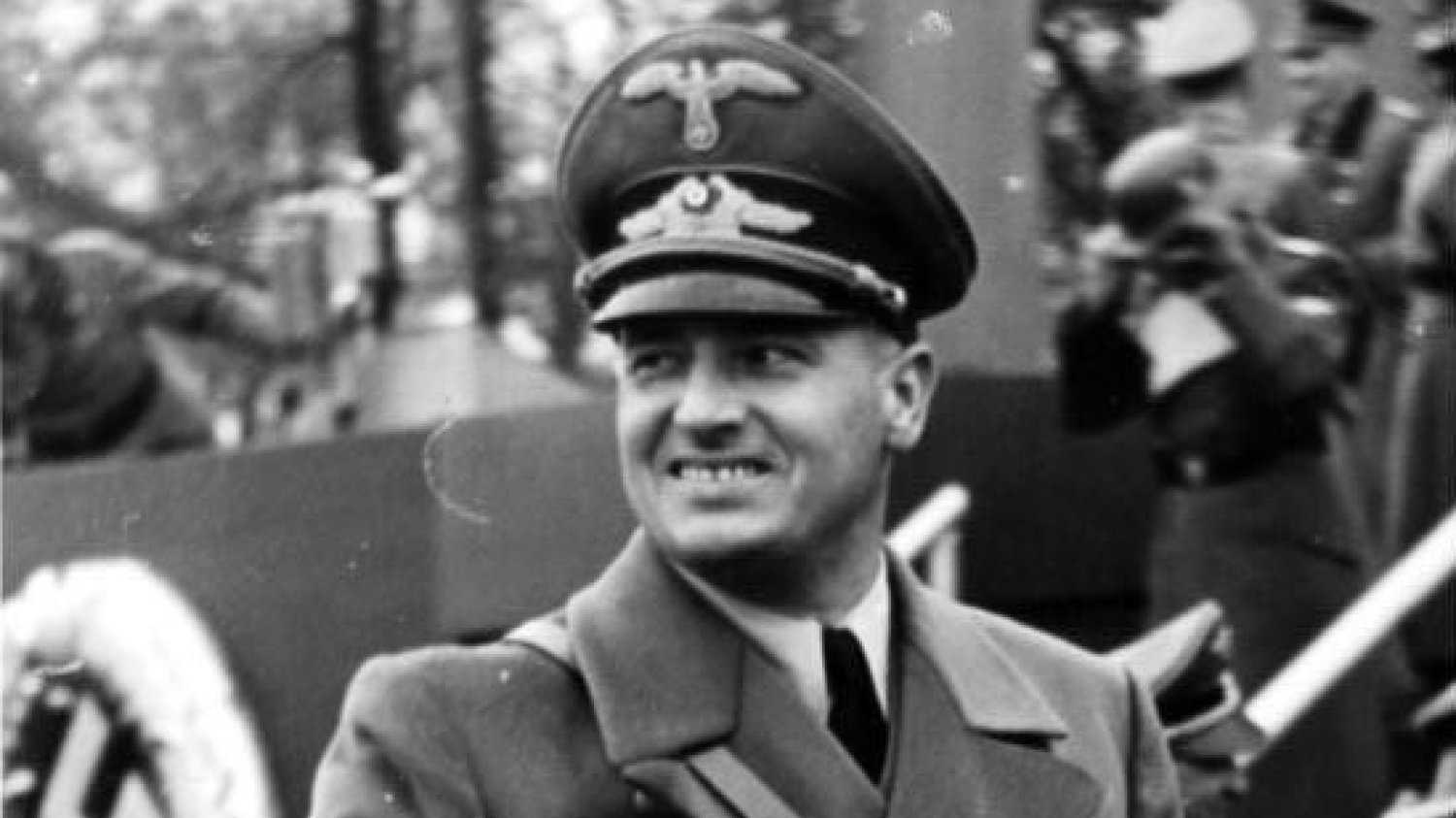 Hans Frank w nazistowskim mundurze uśmiechający się na paradzie hitlerowców w Krakowie (1939).