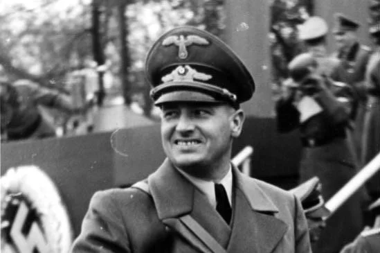 Hans Frank w nazistowskim mundurze uśmiechający się na paradzie hitlerowców w Krakowie (1939).