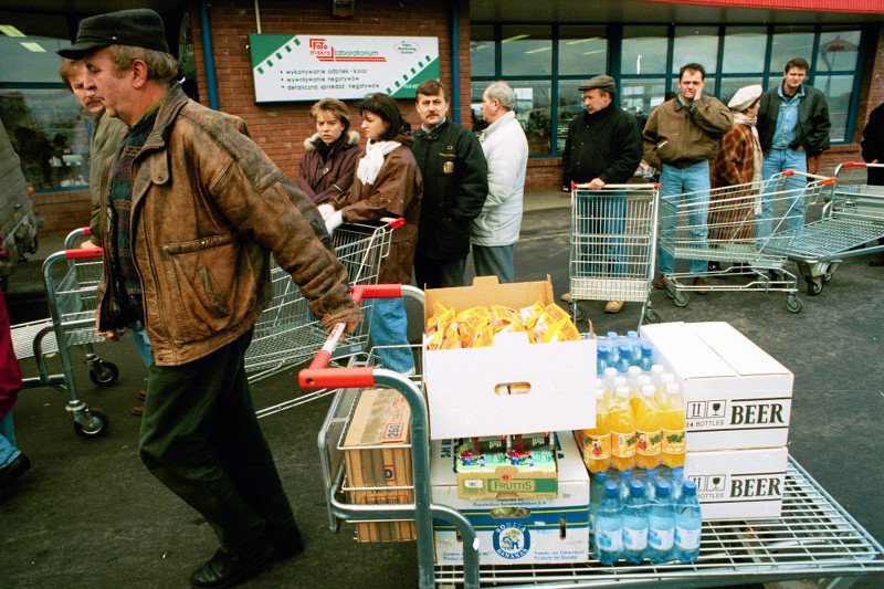 Sklepy Makro były świątyniami lat 90. Polonezy uginały się pod ciężarem zgrzewek, które mamiły poczuciem dobrobytu