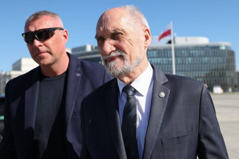 Antoni Macierewicz z obstawą, podczas rocznicy katastrofy smoleńskiej