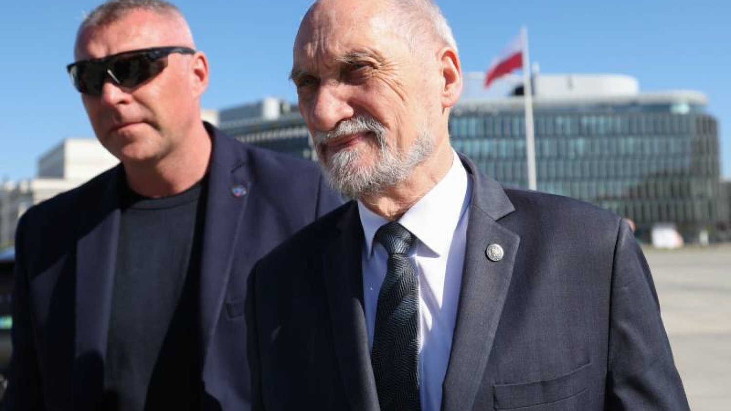 Antoni Macierewicz z obstawą, podczas rocznicy katastrofy smoleńskiej