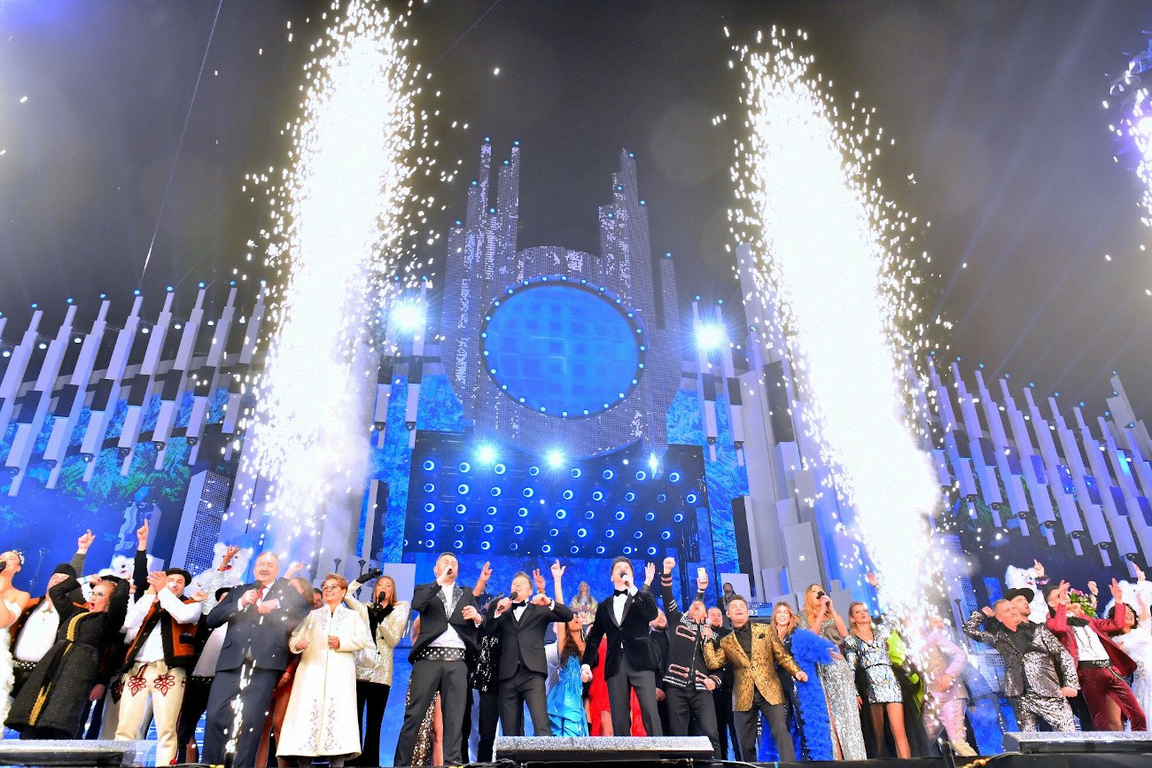 "Panie Jacku, Jacuniu, Jacusiunieńku! Ładnych parę lat już nie paliłem, a przez tę pana Derulę w "Wiadomościach" – mówi w radiowym felietonie Piotr Cywiński.