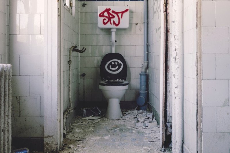 Korzystając z publicznych toalet można zarazić się żółtaczką zakaźną. Ginekolog: To jakby pić herbatę z wodą z sedesu.