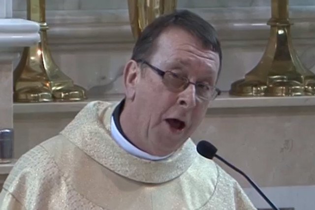 Ks. Ray Kelly wykonał piosenkę „Hallelujah” z repertuaru Leonarda Cohena