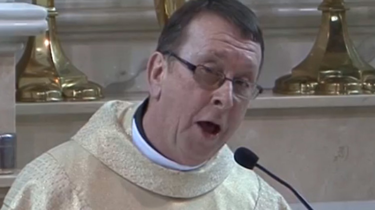 Ks. Ray Kelly wykonał piosenkę „Hallelujah” z repertuaru Leonarda Cohena