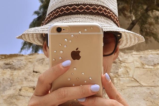 Jesteś na zwolnieniu lekarskim i pokazujesz fotki z wakacji? Uważaj, ZUS może odebrać ci świadczenie.