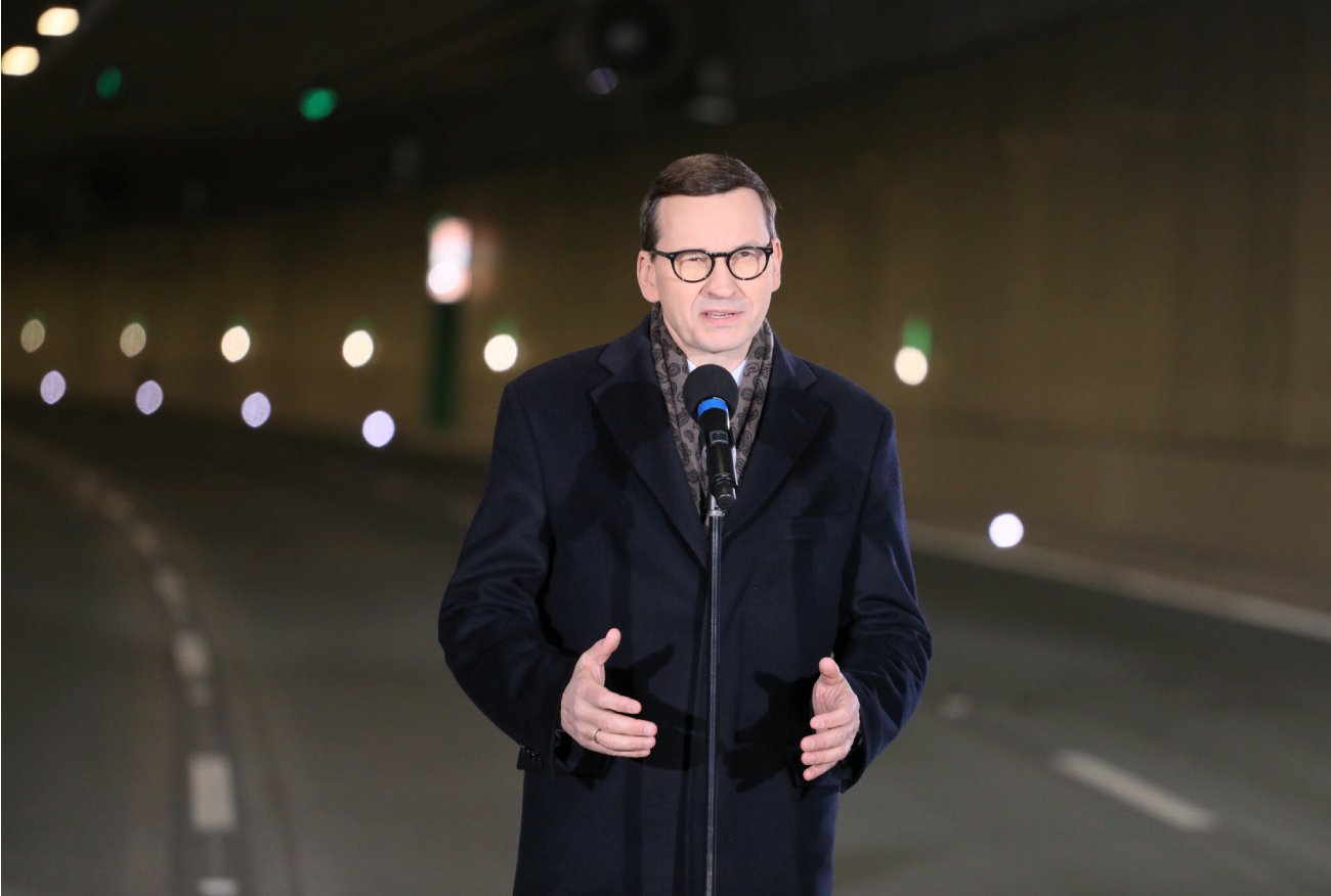 Mateusz Morawiecki złożył kondolencje bliskim ofiar koronawirusa... na środku autostrady A1