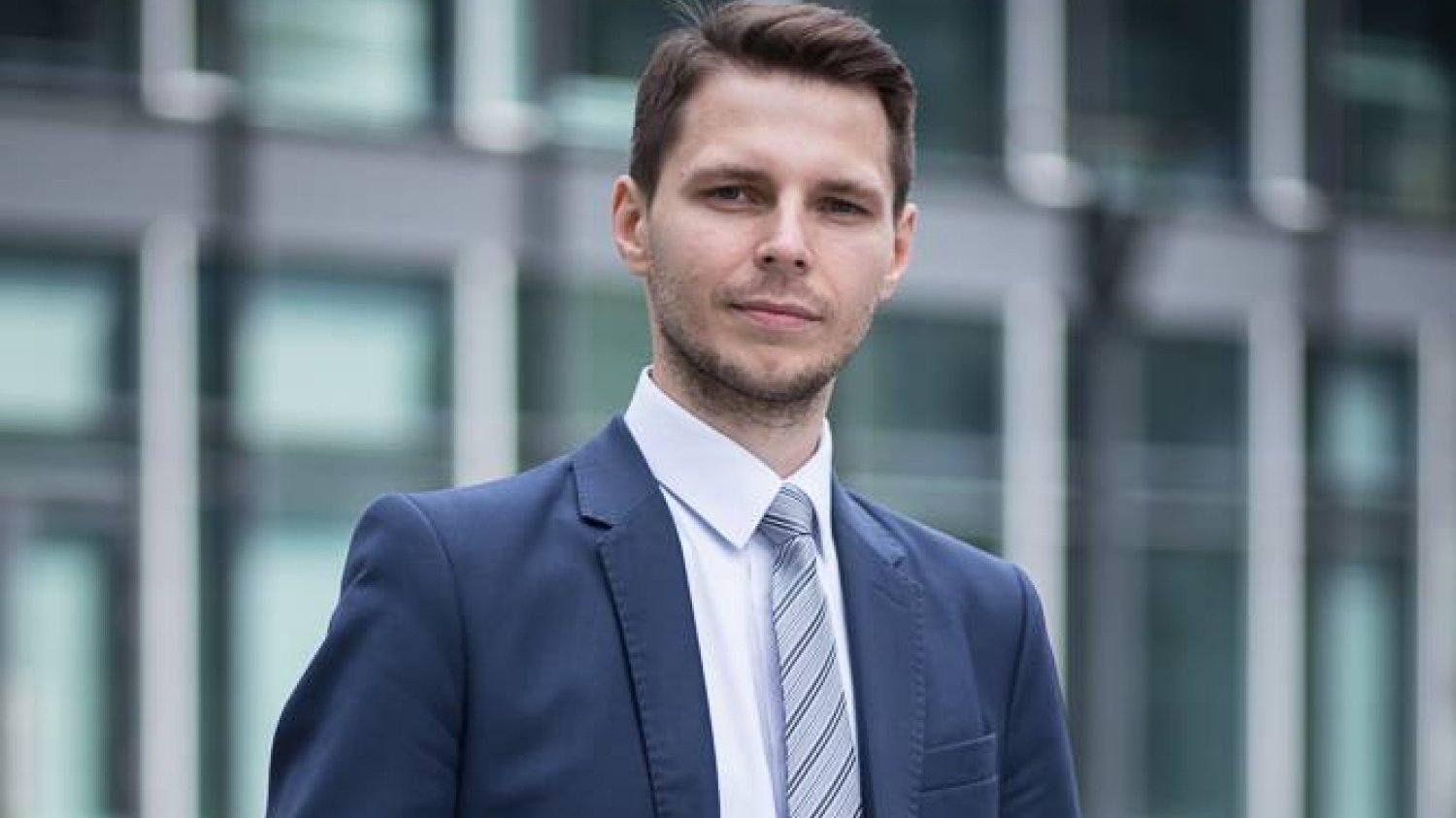 O tym, dlaczego warto się ubezpieczyć, jak dzięki polisie można zabezpieczyć swoich bliskich, na co zwracać uwagę przy wyborze oferty oraz jak wygląda praca agenta ubezpieczeniowego i jego relacje z klientami, opowiada Kamil Nowosz z Nationale-Nederlanden