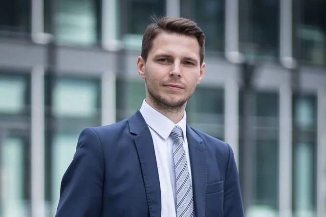 O tym, dlaczego warto się ubezpieczyć, jak dzięki polisie można zabezpieczyć swoich bliskich, na co zwracać uwagę przy wyborze oferty oraz jak wygląda praca agenta ubezpieczeniowego i jego relacje z klientami, opowiada Kamil Nowosz z Nationale-Nederlanden