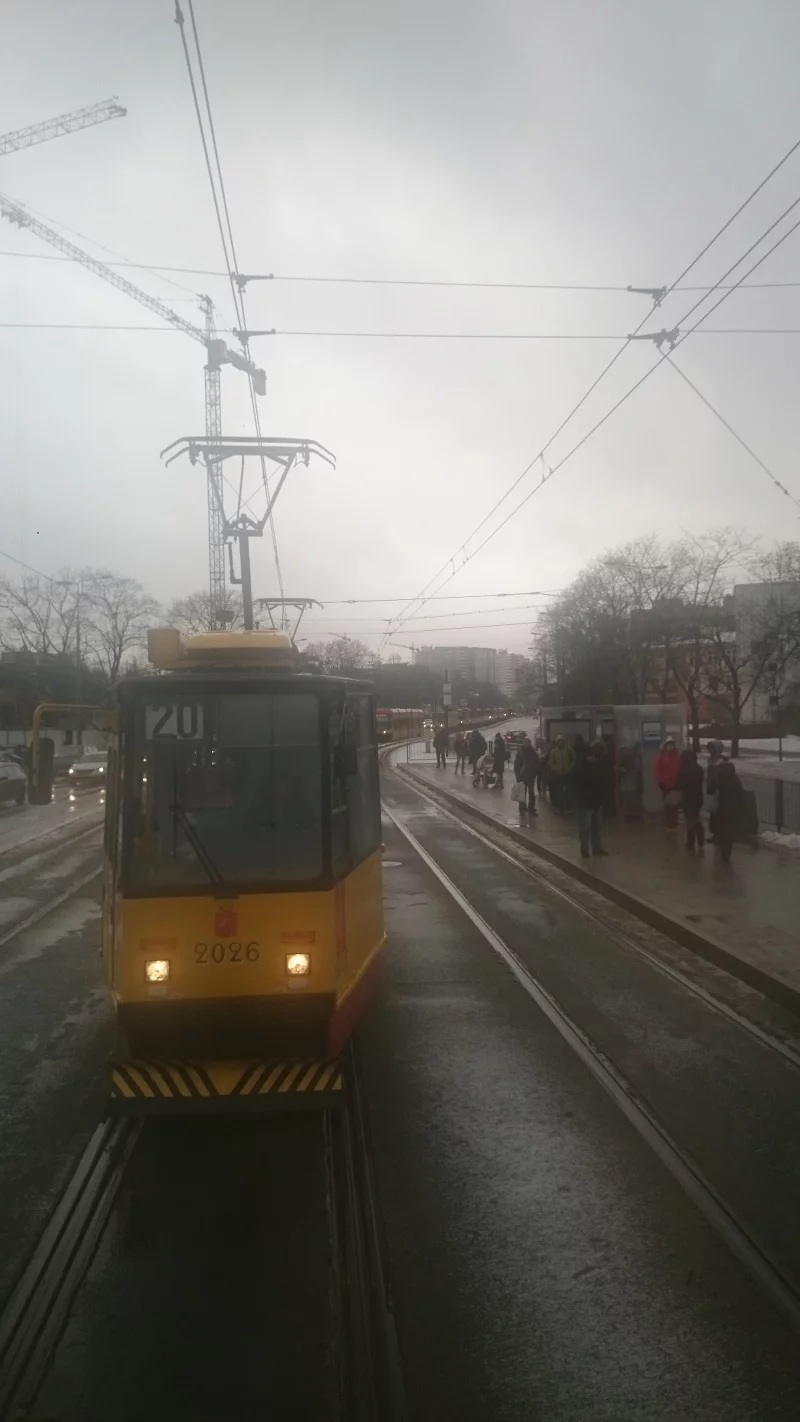 Prawdopodobnie z tego powodu stały też tramwaje na pobliskich ulicach – ruch się zakorkował.