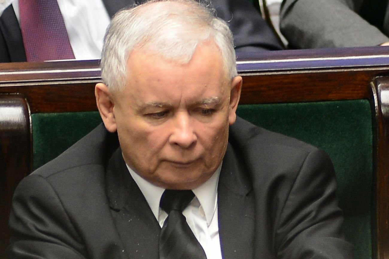 Jarosław Kaczyński i wyniki najnowszego sondażu parlamentarnego.