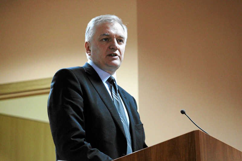 Jarosław Gowin sporo jeździ po kraju, ale wizyty w Sulęcinie raczej nie zaliczy do udanych. Starosta zablokował jego spotkanie z licealistami.