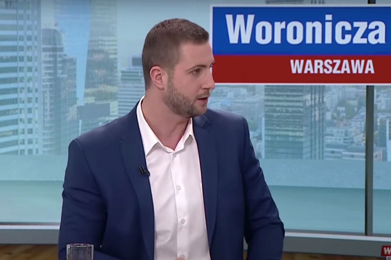 Miłosz Kłeczek jako gospodarz programu "Woronicza 17" (screen).