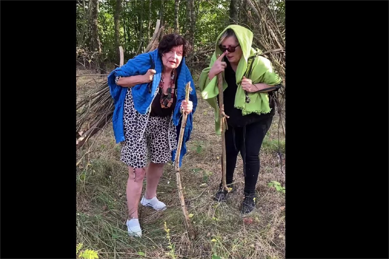 Joanna Senyszyn nagrała film, jak zbiera chrust w lesie.