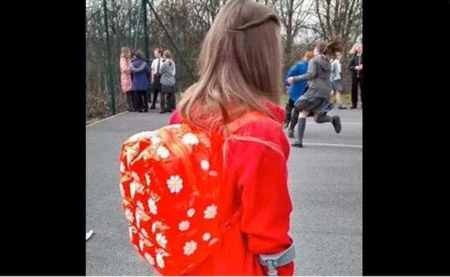 Przezroczyste torebki i półprzezroczyste plecaki - to był hit.