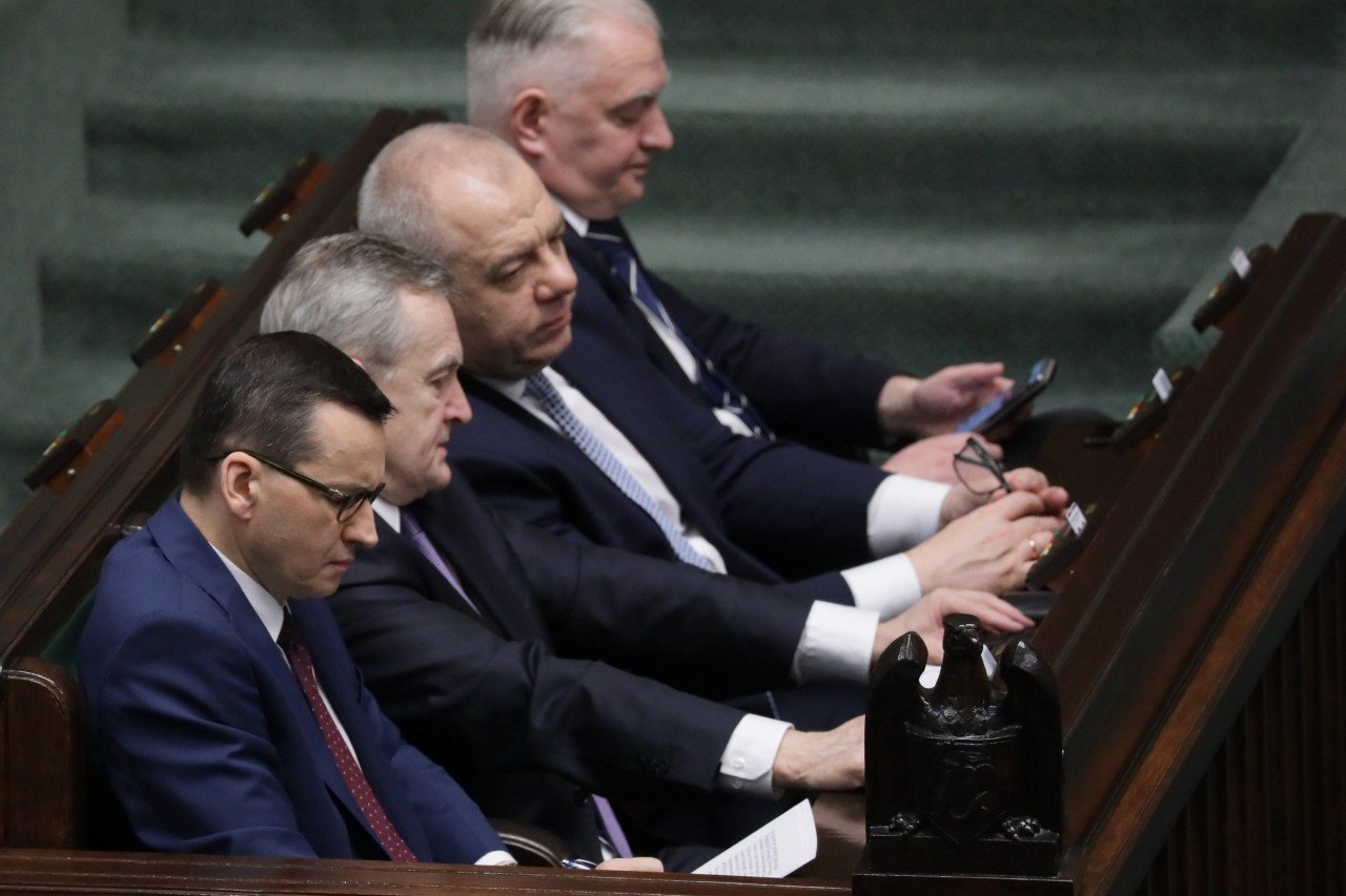 Janusz Kowalski z PiS wskazuje, że to premier Morawiecki odpowiada za druk kart wyborczych na wybory prezydenckie.