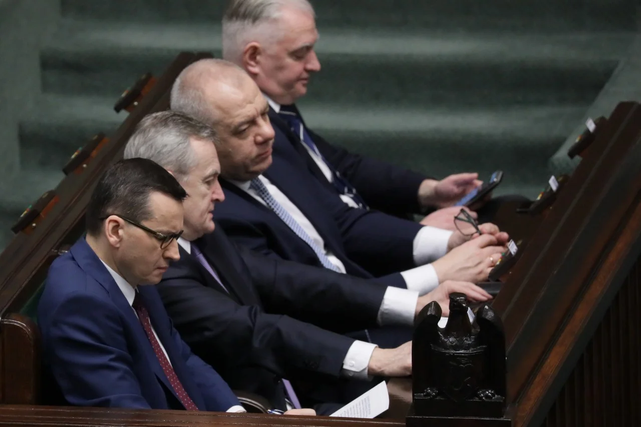 W PiS zaczynają wskazywać winnego druku kart do głosowania na wybory, które się nie odbędą. Janusz Kowalski z PiS wskazuje, że to premier Morawiecki odpowiada za druk kart wyborczych na wybory prezydenckie.