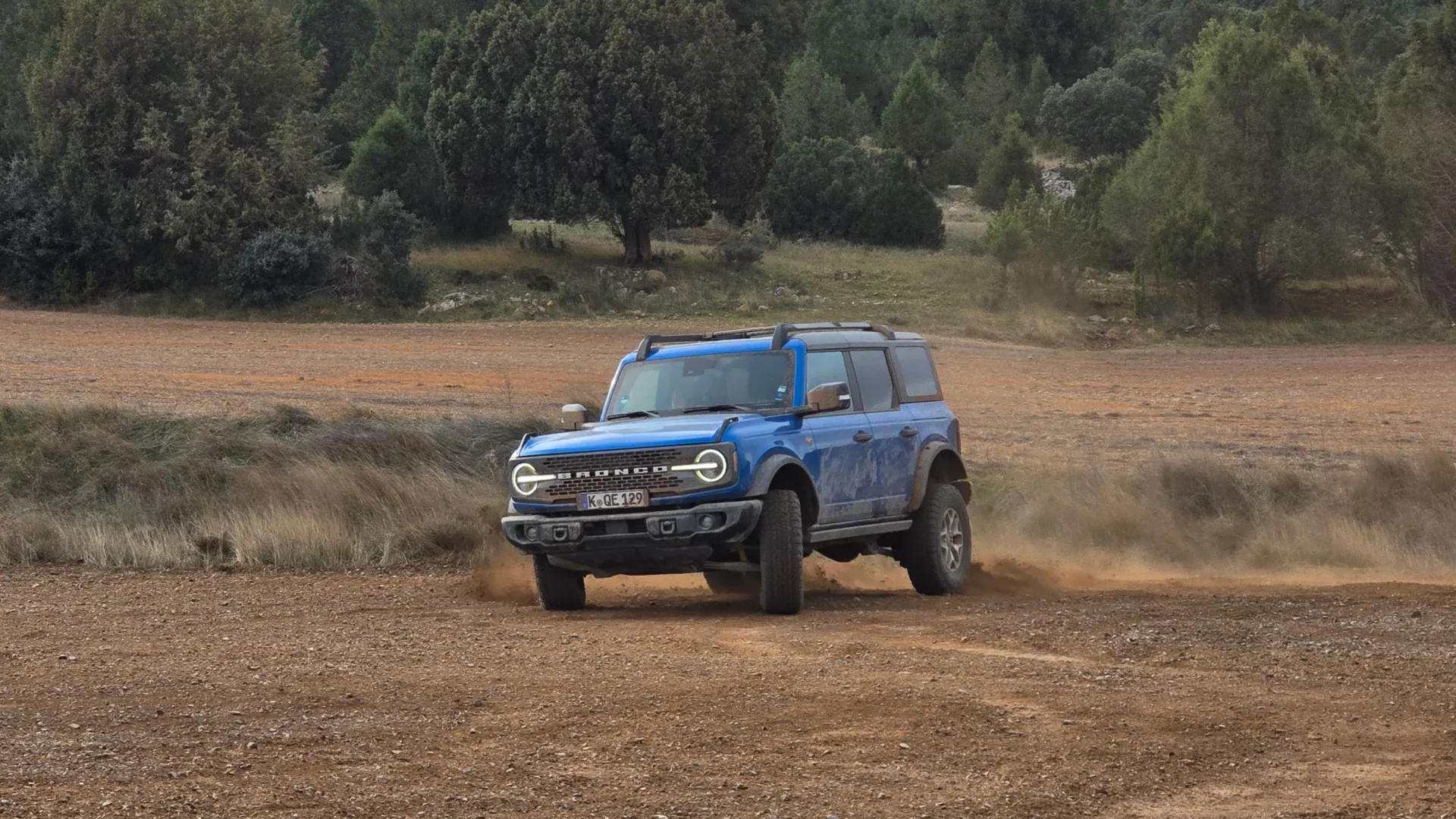 Kultowa terenówka Forda w przecenie. Czym różnią się wersje Bronco: Outer Banks i Badlands?