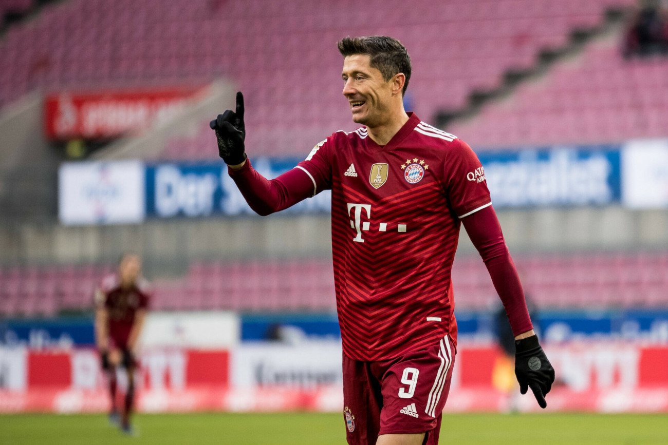 Robert Lewandowski jest tuż przed decyzjami, które mogą poukładać jego kolejne lata w klubowym futbolu.