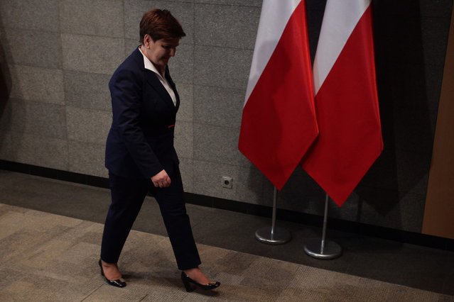 Gra z Unią na ostro, co zapowiadała premier Szydło i minister Waszczykowski uderzy nas po kieszeni.