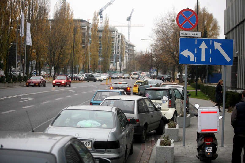 Domaniewska jest permanentnie zakorkowana, a samochody są zostawiane na każdym skrawku wolnego miejsca.