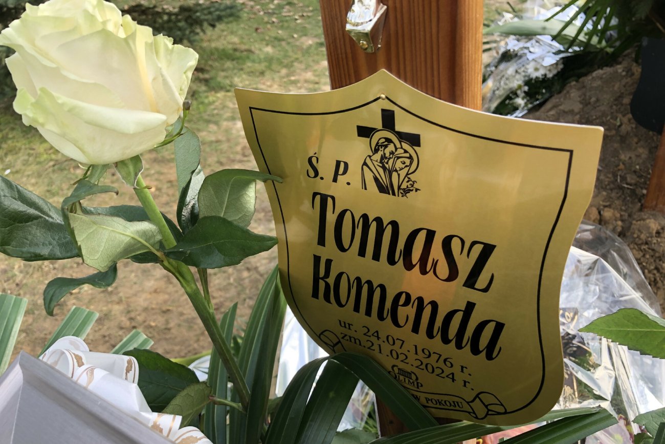 Wyjaśnienia po pogrzebie Tomasza Komendy. Co pojawiło się na cmentarzu?