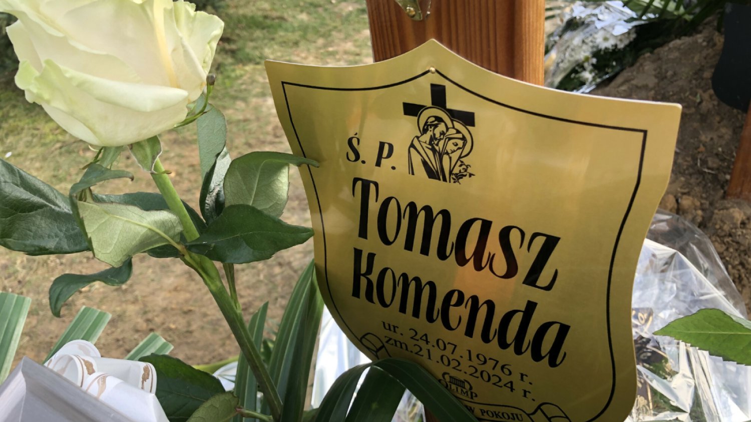 Wyjaśnienia po pogrzebie Tomasza Komendy. Co pojawiło się na cmentarzu?