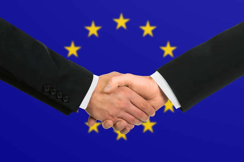 Absurdalne unijne przepisy to efekt walki o kasę i politycznych ustaleń