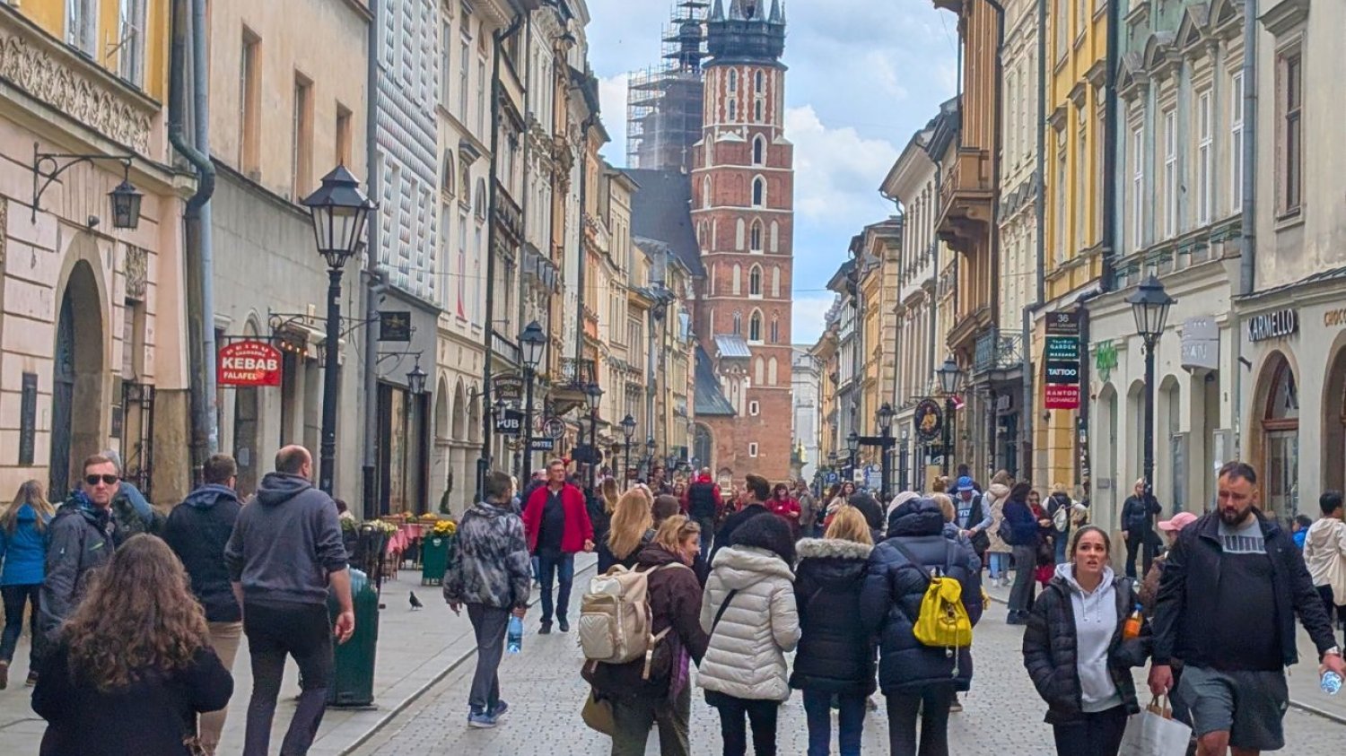 Turyści na starym mieście w Krakowie Kraków z najładniejsze stare miasto w Europie