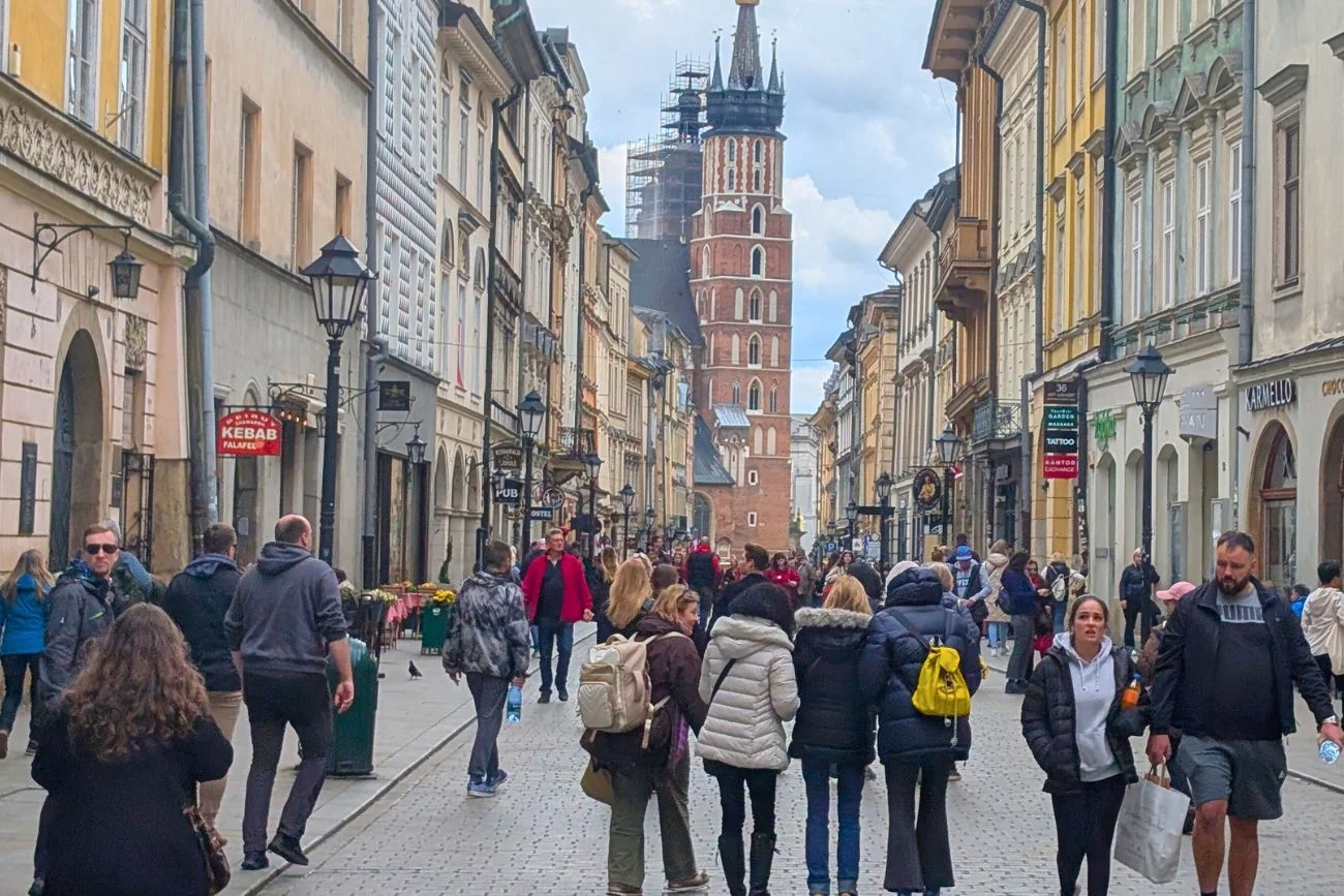 Turyści na starym mieście w Krakowie Kraków z najładniejsze stare miasto w Europie