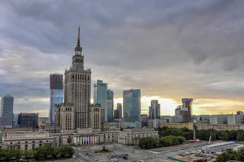 Choć okolice Pałacu Kultury i Nauki zostały objęte planami zagospodarowania przestrzennego, to wdrożenie tego projektu w życie wciąż stoi pod znakiem zapytania z uwagi na zastrzeżenia mazowieckiego konserwatora zabytków