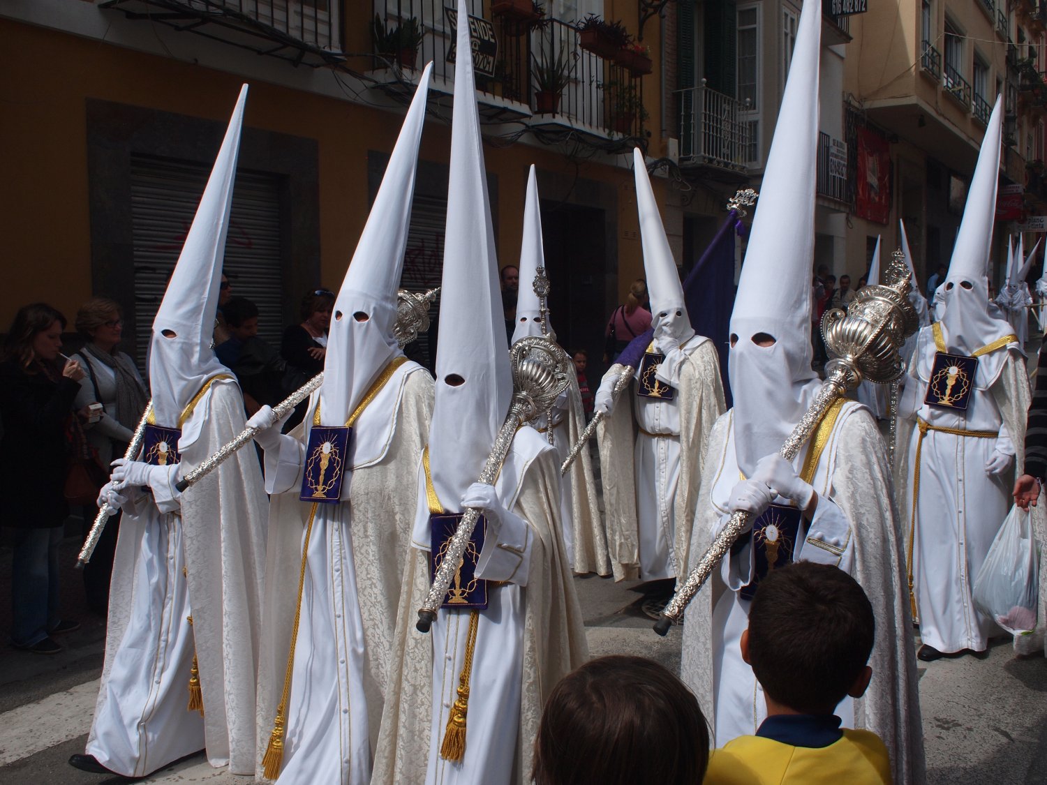Członkowie konfratrii w strojach organizacyjnych. Malaga, Semana Santa