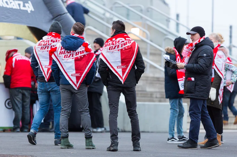 Gadżety traktowane jak talizmany to również element wyróżniający kibiców piłki nożnej znad Wisły