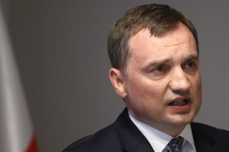 "Ziobro ma w ministerstwie cztery pistolety – swoich zastępców.
Sam tylko pociąga za spust" – pisze "Newsweek".