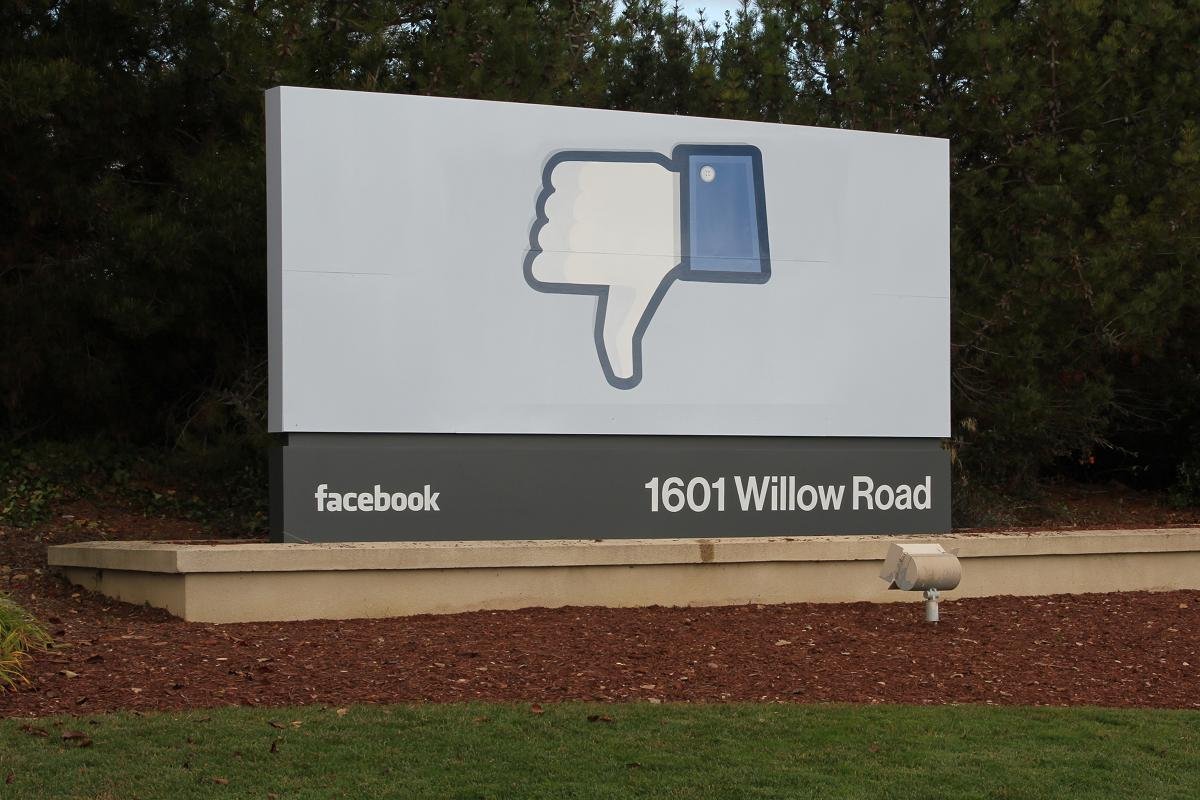 Przeróbka zdjęcia przedstawiającego znak "Lubię to". Pierwotna wersja zdjęcia pobrana z materiałów prasowych spółki