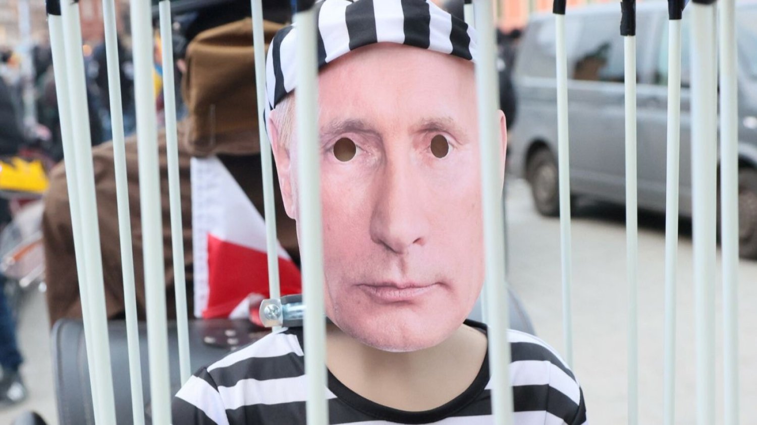 Podobizna Władimira Putina w więziennym pasiaku – rekwizyt z antywojennej demonstracji w Warszawie w 2023 roku. Zdjęcie ilustracyjne.