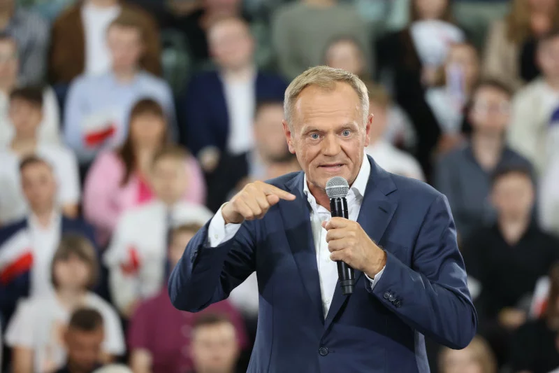 Donald Tusk prześle Kaczyńskiemu teczkę z nazwiskami radnych PiS. "Oni drożyzną się nie przejmują"