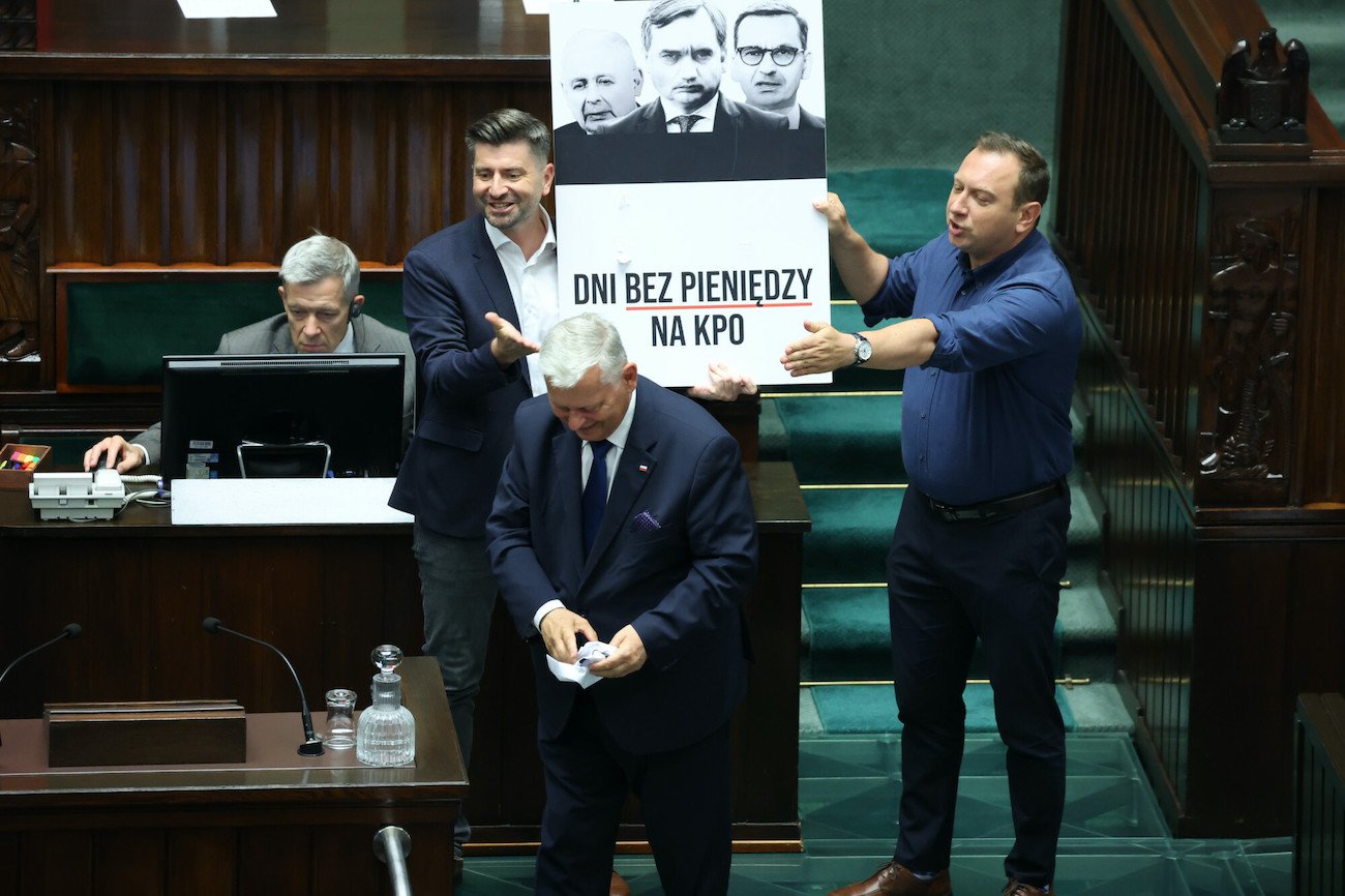 Posłowie Lewicy w Sejmie wyszli z plakatem przed mównicę. Interweniował Marek Suski.