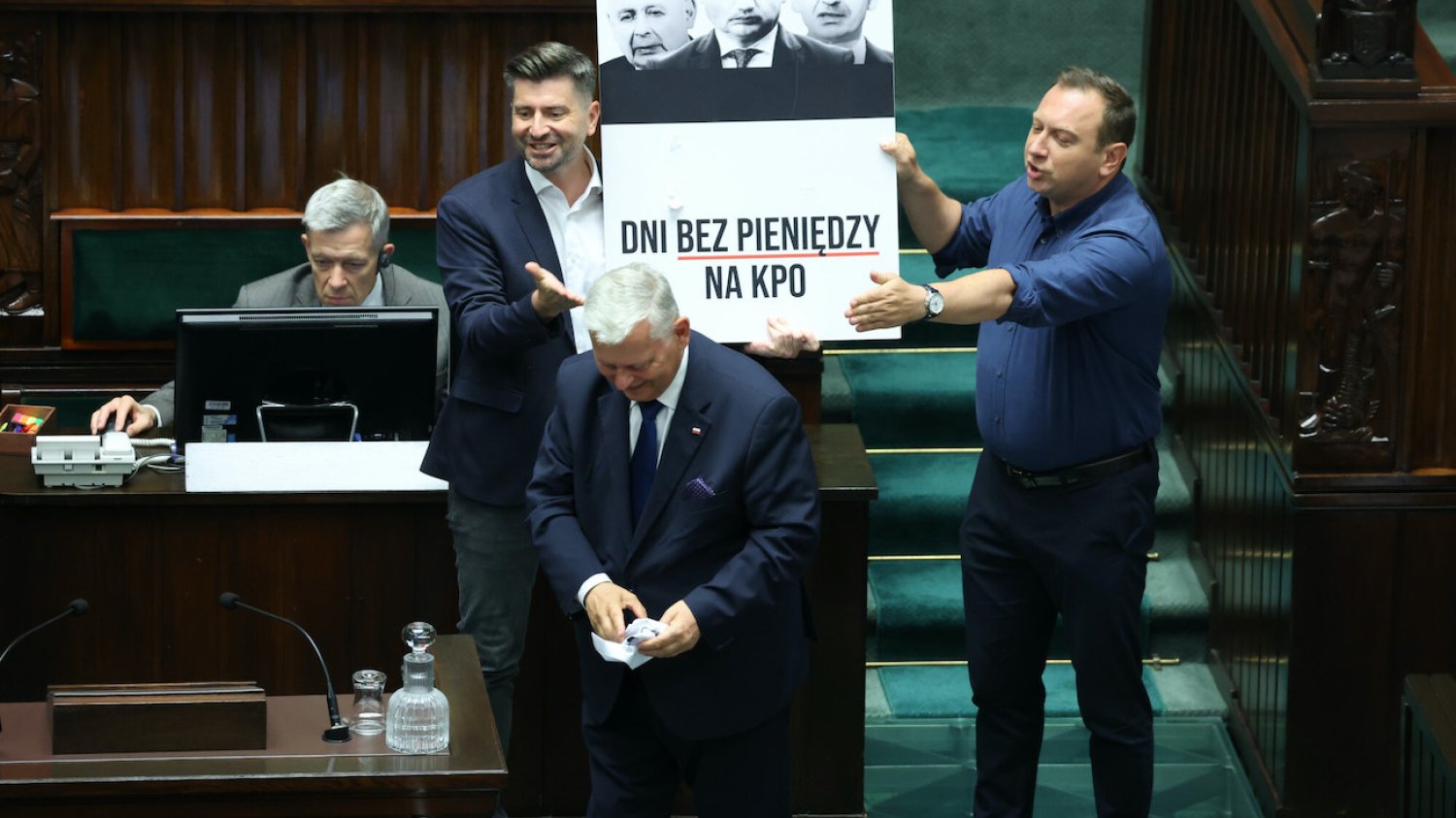 Posłowie Lewicy w Sejmie wyszli z plakatem przed mównicę. Interweniował Marek Suski.