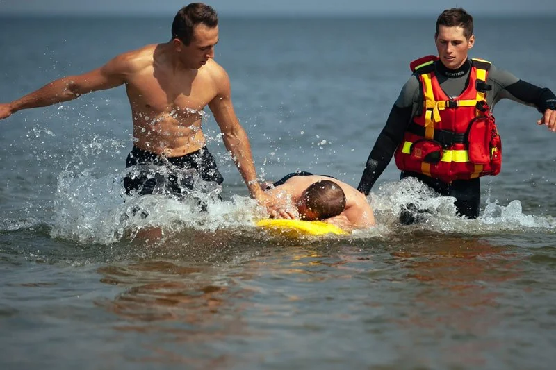 W sierpniu utonęło już 13 osób. Nawet gdy umiesz pływać, możesz paść ofiarą wody. Nasza rozmówczyni od kilku lat nie ma odwagi wpłynąć daleko od brzegu.  –  Mam uraz po tym, jak się niemal utopiłam –  wyznaje.