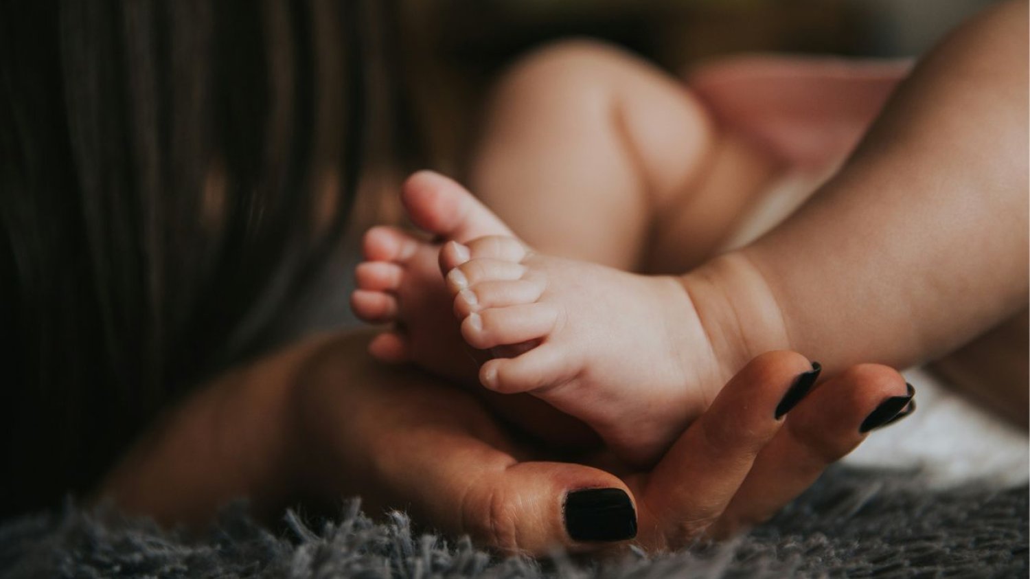 Zaburzenia hormonalne mogą być przyczyną problemów z zajściem w ciążę. Badania pozwolą stwierdzić, gdzie leży przyczyna.