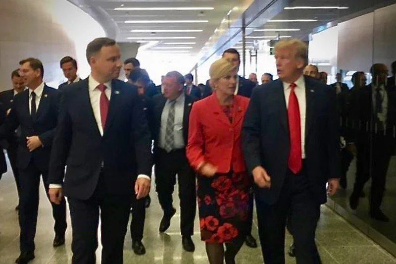 Prezydenci Donald Trump i Andrzej Duda szli tym samym tunelem prowadzącym na salę obrad.