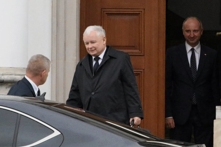Jarosław Kaczyński pojechał w niedzielę do kościoła, chociaż w kraju szaleje koronawirus.