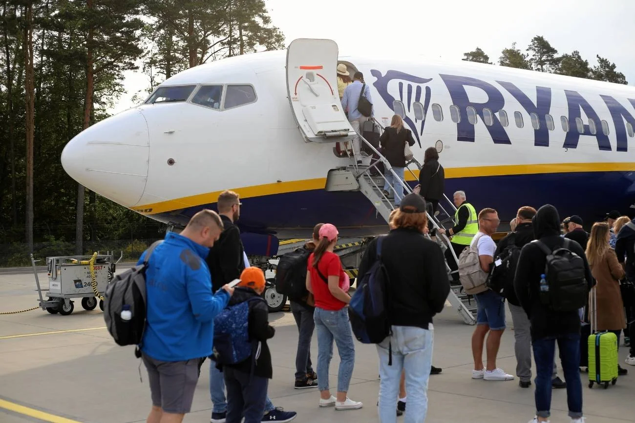 Zaskakujące sceny na pokładzie Ryanaira. Mężczyzna zaczął jeść paszport