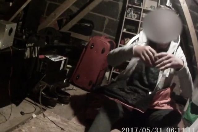 Swoje ofiary Edward Z. więził na strychu, nie pozwalając im skorzystać z toalety.